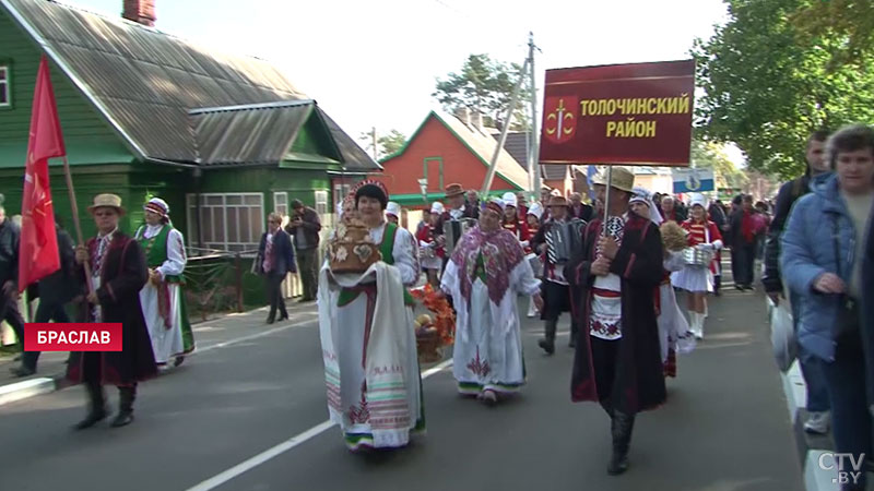 Сколько весит каравай северного региона Беларуси и кому подарили трактор? В Браславе аграрии празднуют «Дажынкі» -27