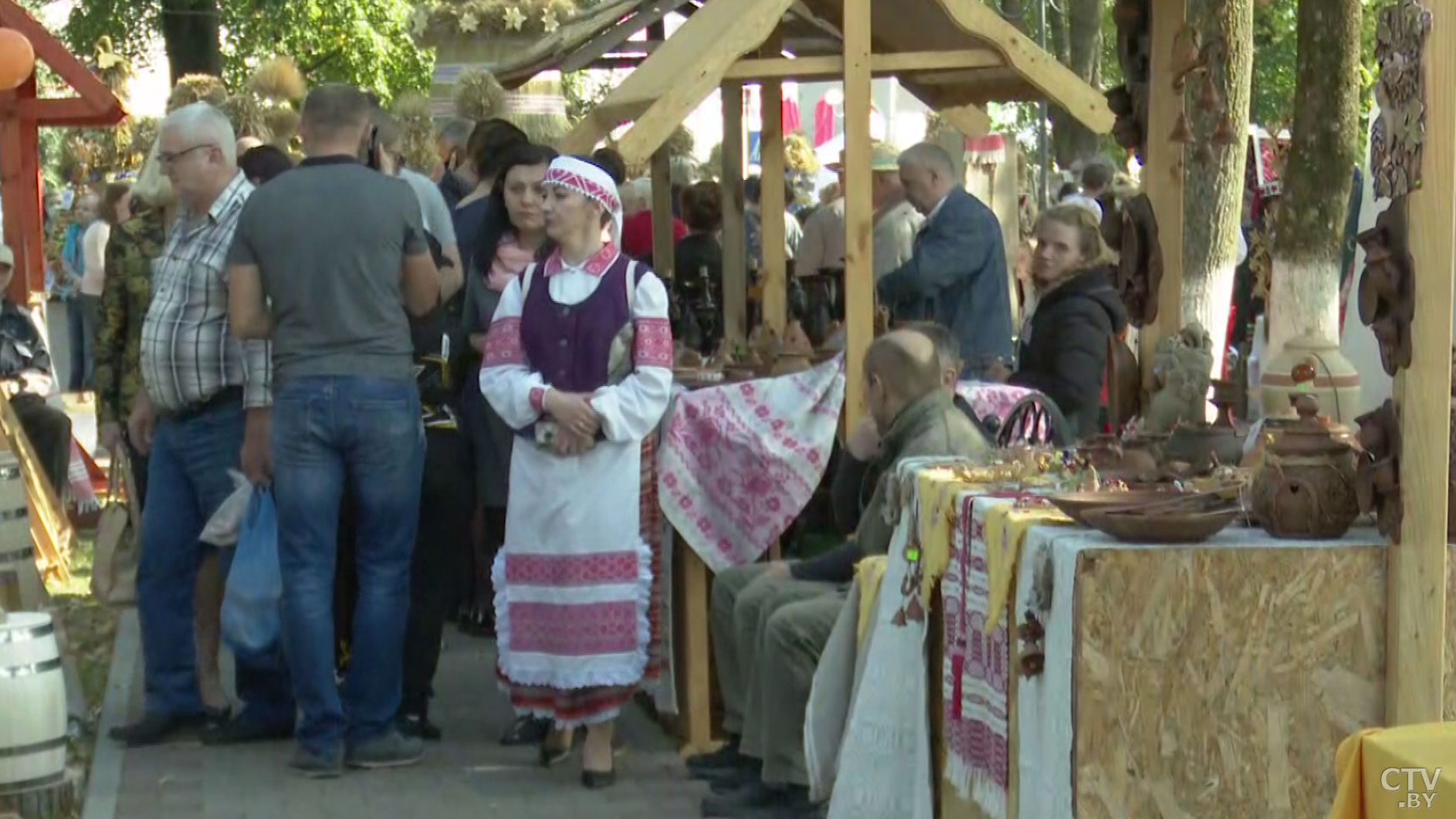 «Нам очень нравится здесь. Очень много всего красивого». Что происходит в Червене на областных «Дожинках»?-12