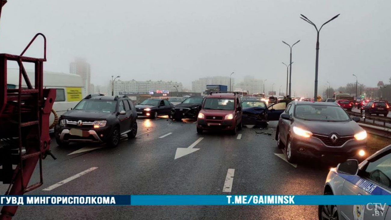 На улице Алибегова погиб водитель BMW, а на Притыцкого столкнулись 4 автомобиля-4