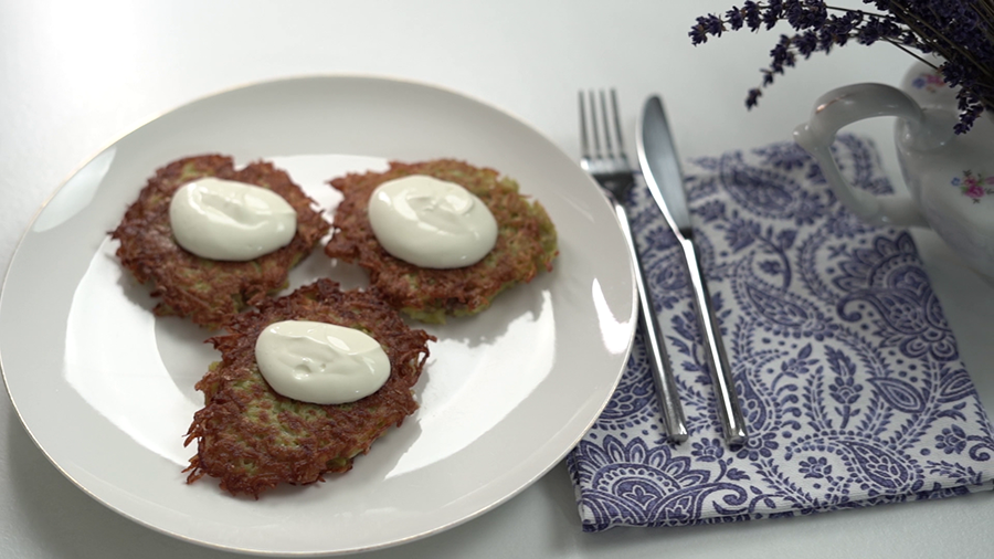 Подавайте со сметаной. Как приготовить драники с мясом и грибами?