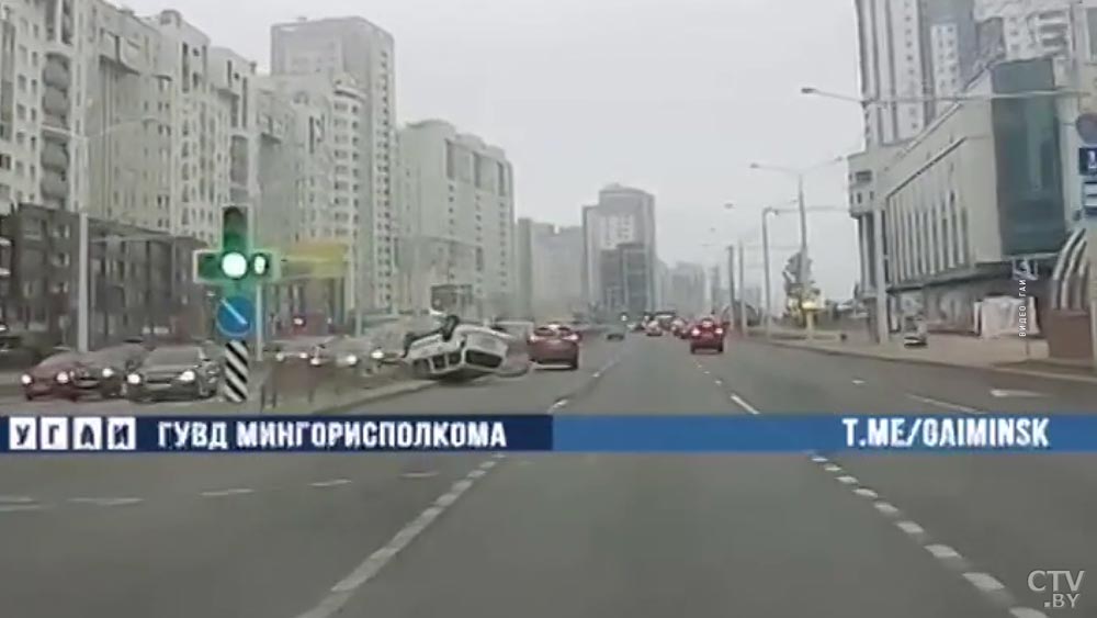 На проспекте Дзержинского Opel перевернулся после столкновения с Toyota-1