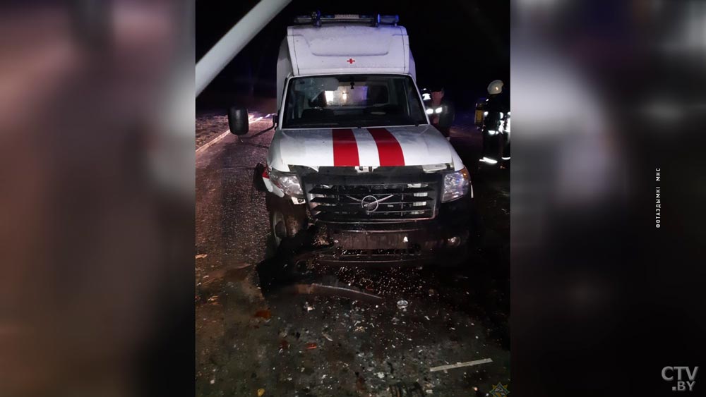 В Пуховичском районе Skoda врезалась в машину скорой помощи-1