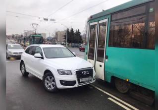 Кроссовер Audi столкнулся с трамваем в районе стадиона «Динамо»