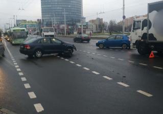 На улице Кальварийской столкнулись сразу 4 автомобиля