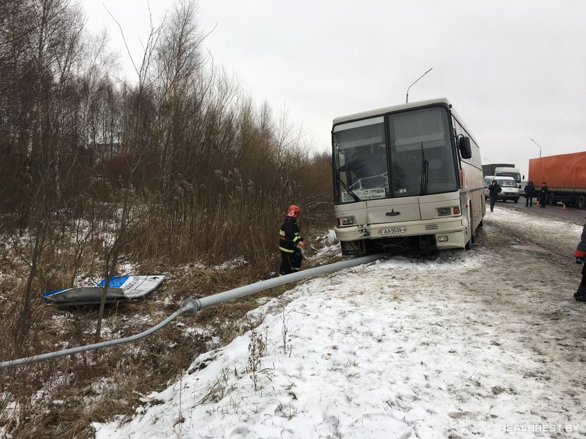 В Украине белорусский микроавтобус столкнулся с грузовиком. Пять человек погибли