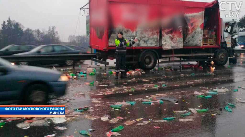 В Минске водитель легкового автомобиля сбил на пешеходном переходе двух женщин -4