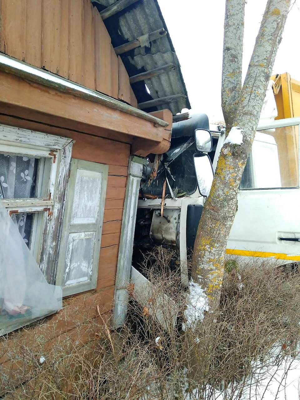 Под Гродно грузовик МАЗ врезался в жилой дом-4