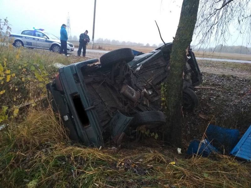 Peugeot врезался в дерево в Речицком районе. Погиб 30-летний водитель, пассажиры – в больнице-1