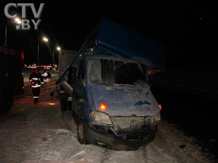 В Ушачском районе автобус с туристами из России съехал в кювет и перевернулся -1