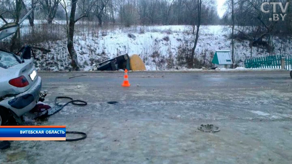 В Дзержинском районе машина врезалась в бетонную опору: 26-летний водитель погиб на месте