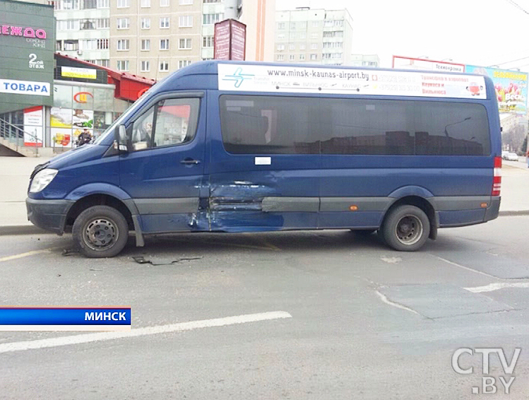 В Минске внедорожник после ДТП вылетел с дороги и повис на сломанном дереве: два человека пострадали