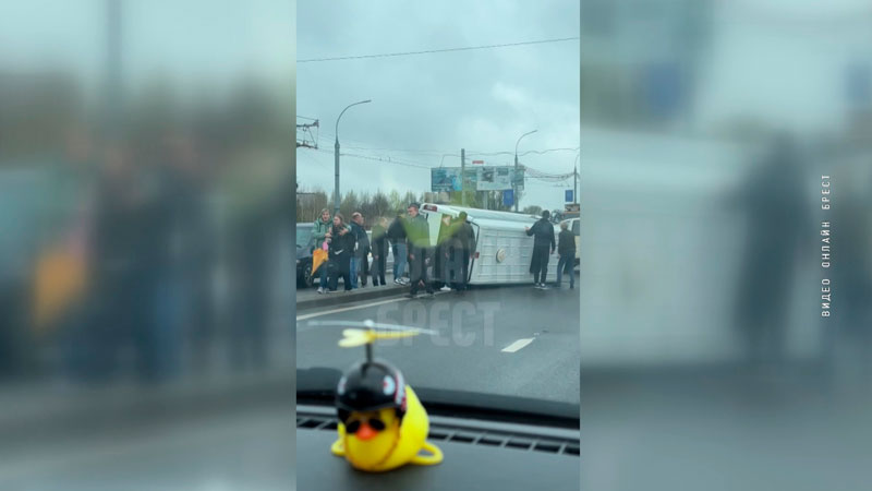 В Бресте опрокинулась маршрутка – 2 человека в больнице