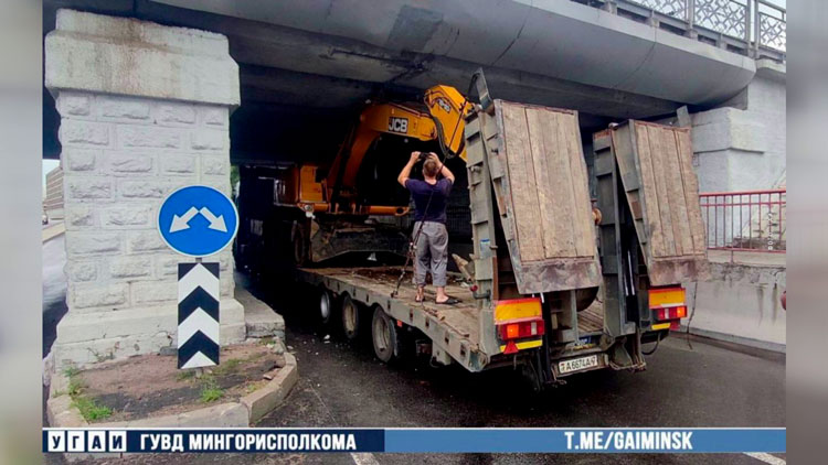 Застрял под путепроводом – водитель МАЗа не учёл высоту перевозимого эскаватора-1