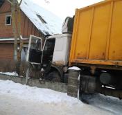 Под Гродно грузовик МАЗ врезался в жилой дом