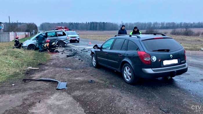 ДТП в Борисовском районе. Один из водителей оказался зажат в машине-1