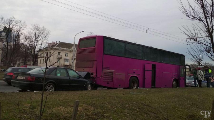 Выбросило на встречную полосу. Авария с участием трёх машин произошла на Куйбышева в Минске-1