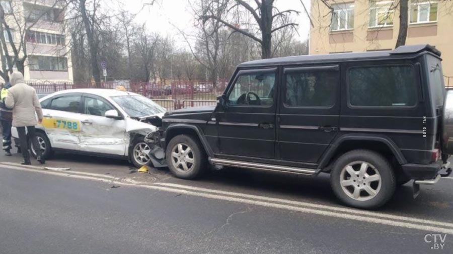 Выбросило на встречную полосу. Авария с участием трёх машин произошла на Куйбышева в Минске-4