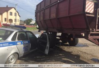 В Столинском районе столкнулись трактор и автомобиль ГАИ