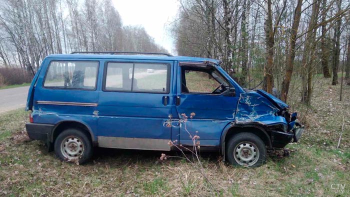 В Червенском районе при обгоне Volkswagen не разъехался с погрузчиком, съехал в кювет и врезался в дерево-1