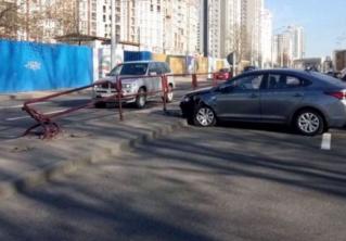 Пенсионер уснул за рулём и врезался в ограждение на Тимирязева