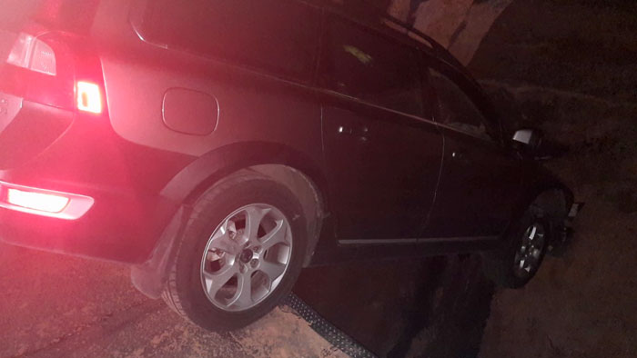 Балансировал над пропастью. Volvo съехал с дороги и застрял в яме под Слуцком