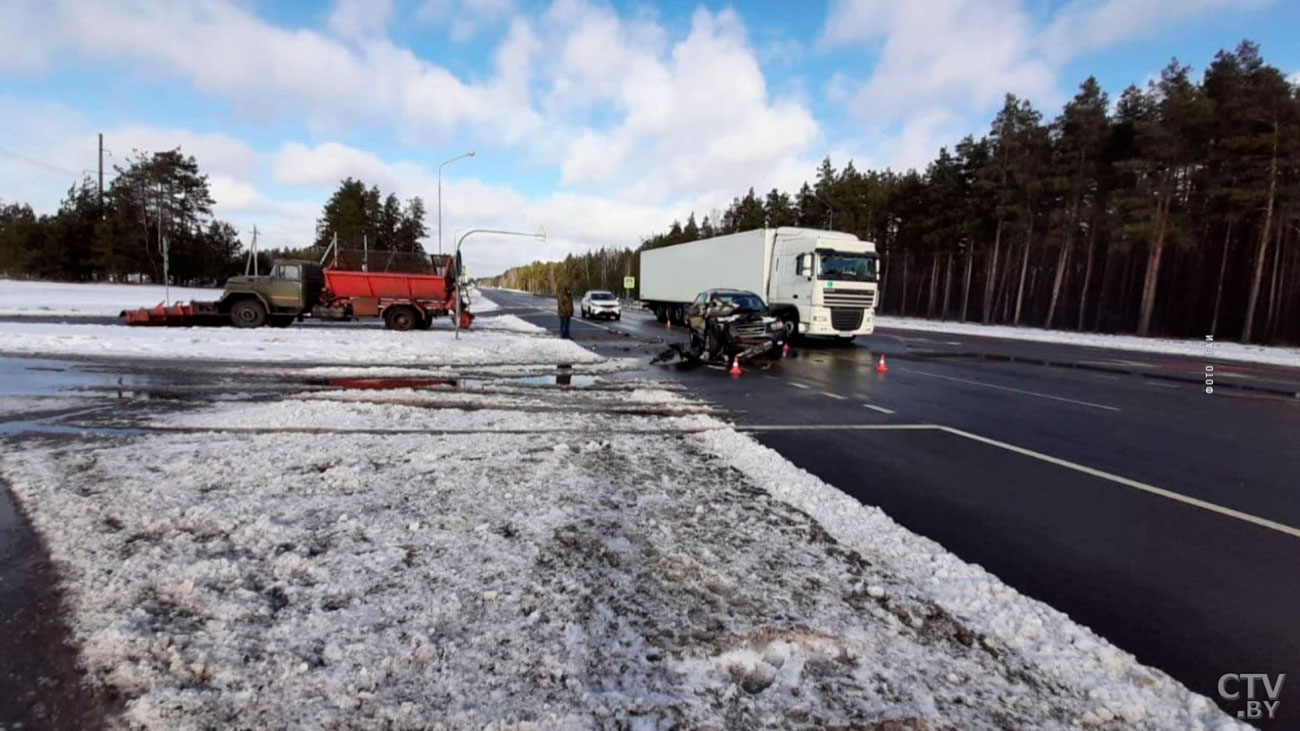 В Слуцке водитель сбил сидящую на дороге женщину. Рассказываем и о других ДТП в Минской области-4