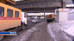 На проспекте Пушкина в Минске МАЗ оборвал кузовом электропровода и врезался в опору железнодорожного моста