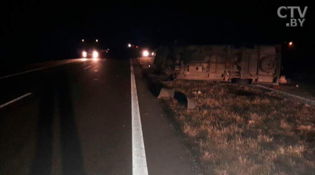 На трассе М1 микроавтобус с пассажирами врезался в грузовик, есть пострадавшие-1