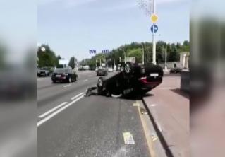 На проспекте Независимости перевернулась машина. Водитель скрылся с места ДТП