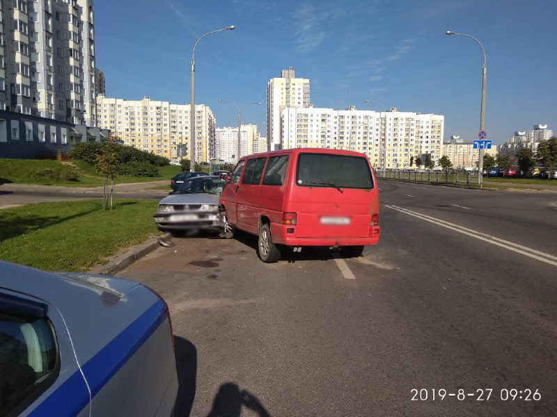 В Минске водитель микроавтобуса врезался в припаркованный Volkswagen-1