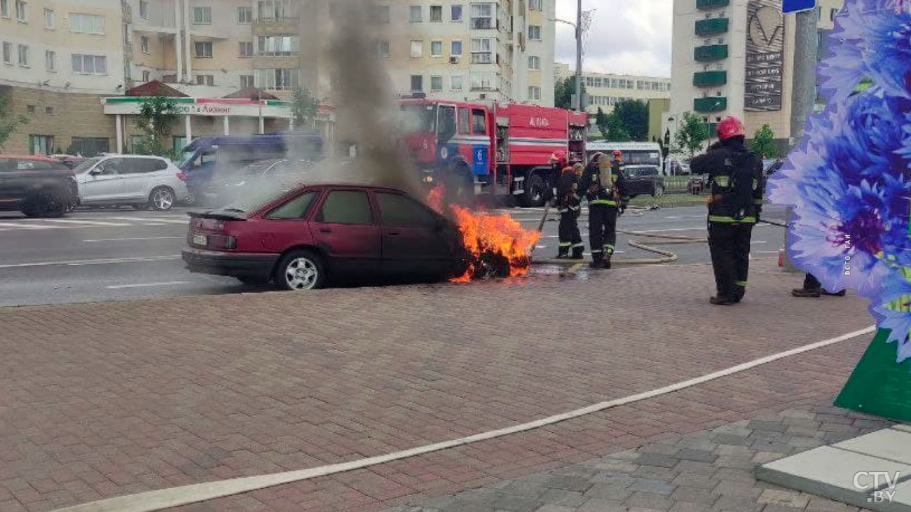 На проспекте Победителей в Минске сгорел автомобиль-1