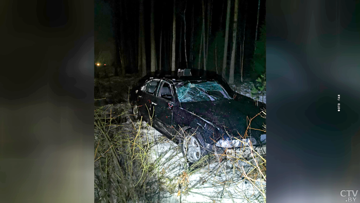 В Узденском районе автомобиль вылетел в кювет – водитель госпитализирован-1