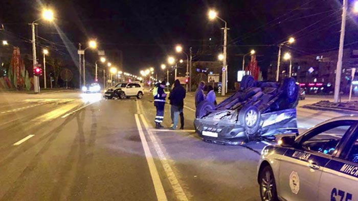 В Минске Honda въехала в BMW и перевернулась. Что произошло?
