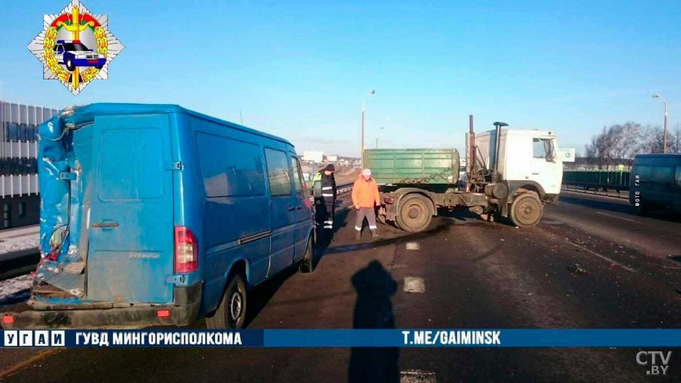 На МКАД МАЗ врезался в Mercedes. Внутри легковушки находился ребёнок-1