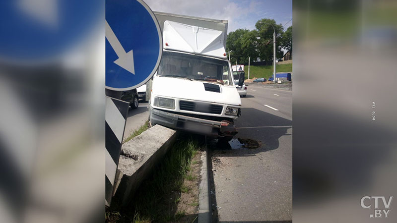 На проспекте Дзержинского грузовик снёс ограждение. Образовалась пробка в несколько километров-5