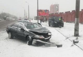 ДТП на Ленина: автомобиль Peugeot врезался в фонарный столб