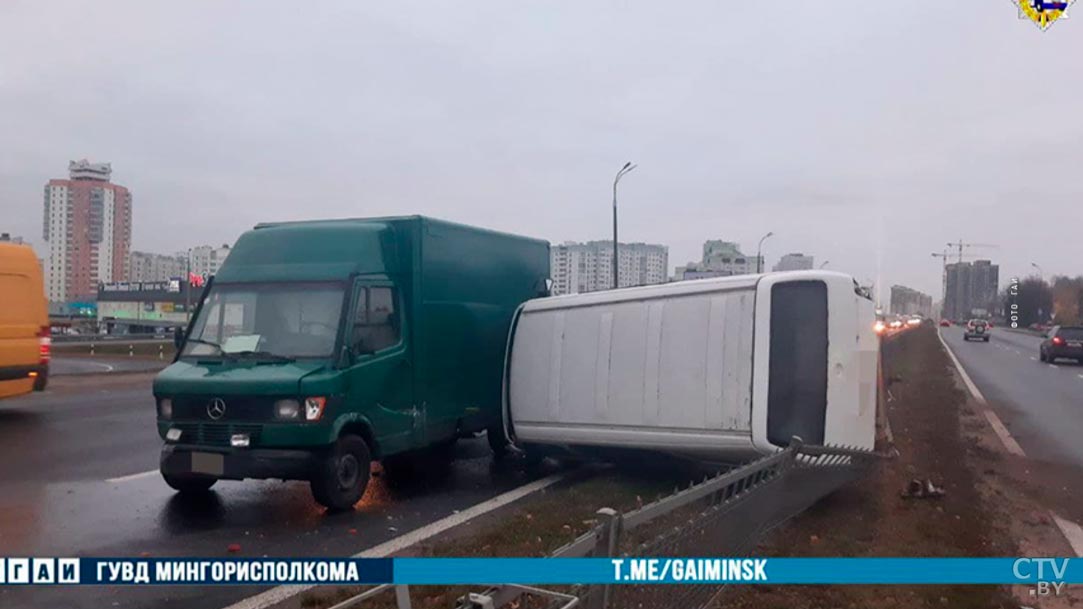 На Притыцкого автомобиль опрокинулся и наехал на ограждение-4
