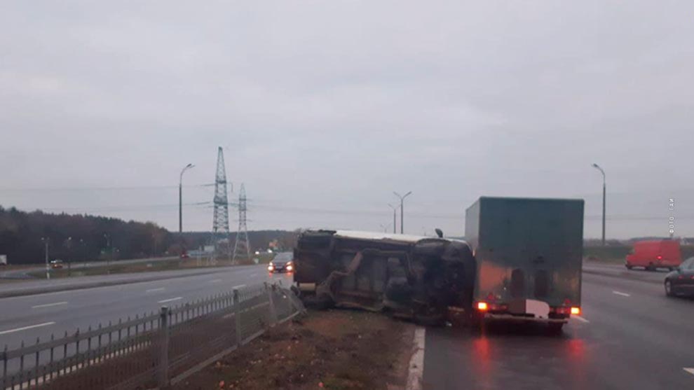 На Притыцкого автомобиль опрокинулся и наехал на ограждение