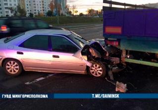 На Тимирязева легковое авто врезалось в припаркованный грузовик