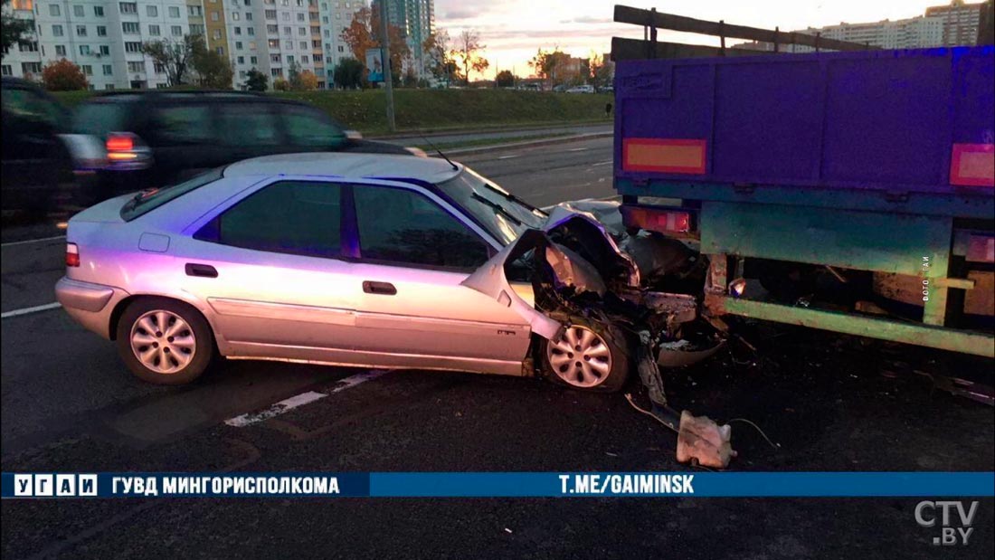 На Тимирязева легковое авто врезалось в припаркованный грузовик-1