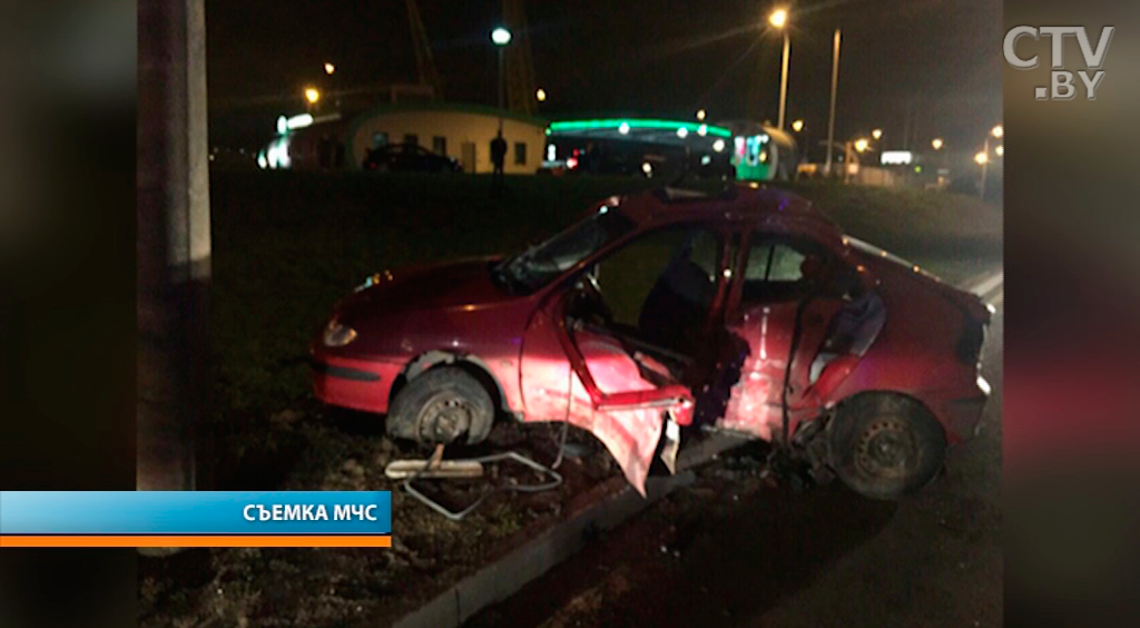 На МКАД лихач во время погони врезался в столб, спасатели извлекли из салона водителя и ежа-1