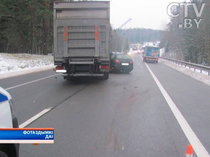 В Минском районе грузовик врезался в стоящую легковушку: 3 из 4 пассажиров в больнице
