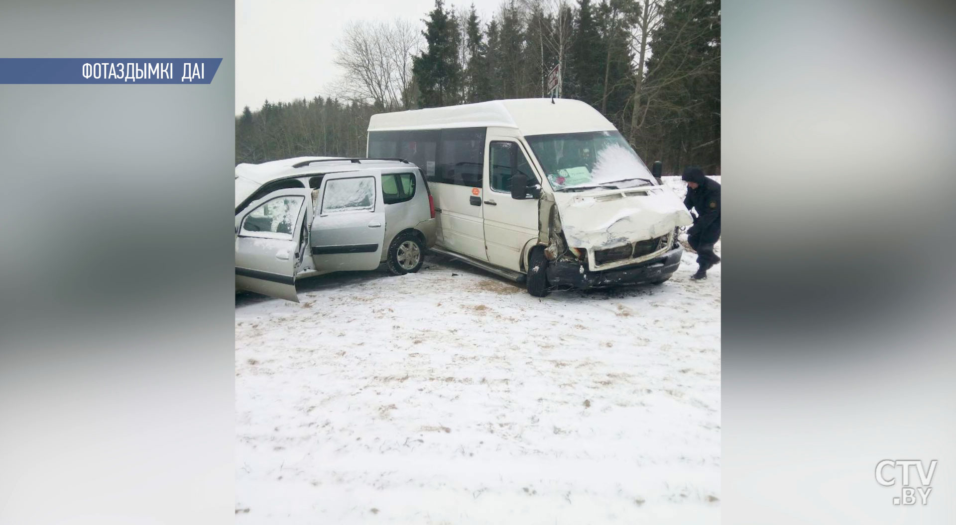 В Пуховичском районе легковой автомобиль столкнулся с маршруткой. Есть пострадавшие-4