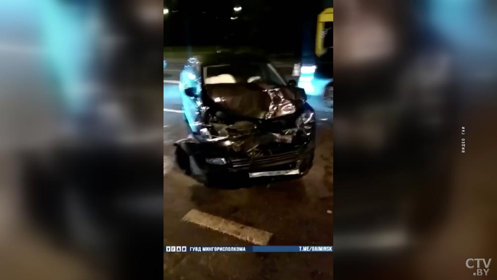 Автобус столкнулся с легковушкой в Минске. 6 человек пострадали в аварии-1