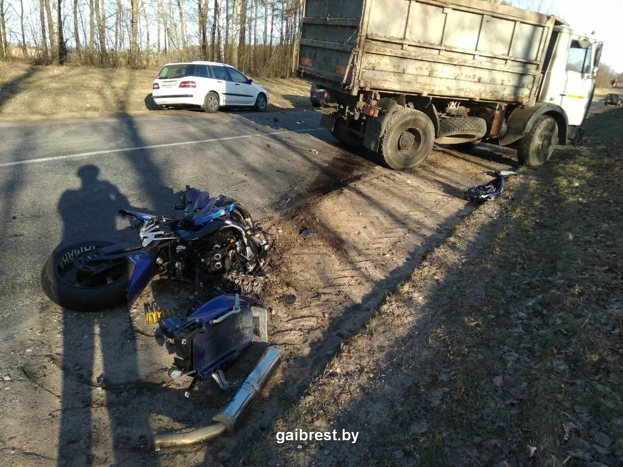 В Пружанском районе столкнулись мотоцикл Yamaha и грузовик МАЗ. Погиб мотоциклист-1