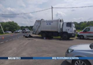В Брестском районе мотоцикл врезался в мусоровоз, два человека погибли 