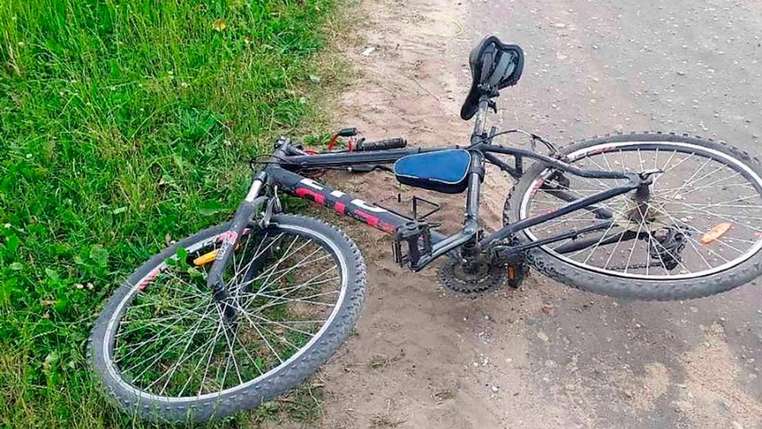 В Мядельском районе Mercedes сбил школьника на велосипеде. Мальчик в больнице