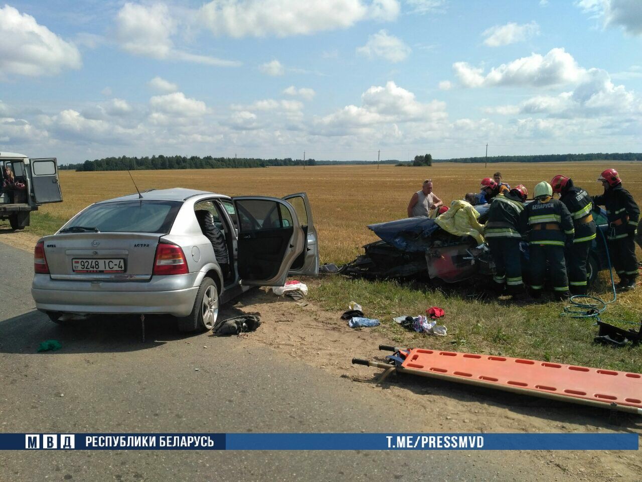 Семь человек пострадали из-за столкновения Opel и BMW под Слонимом  