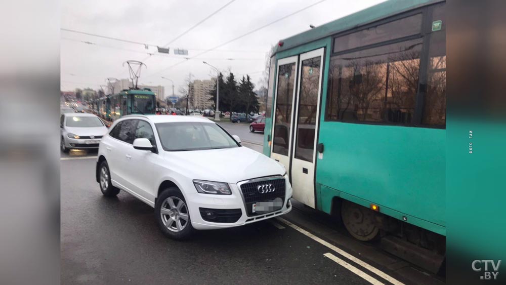 Кроссовер Audi столкнулся с трамваем в районе стадиона «Динамо»-4