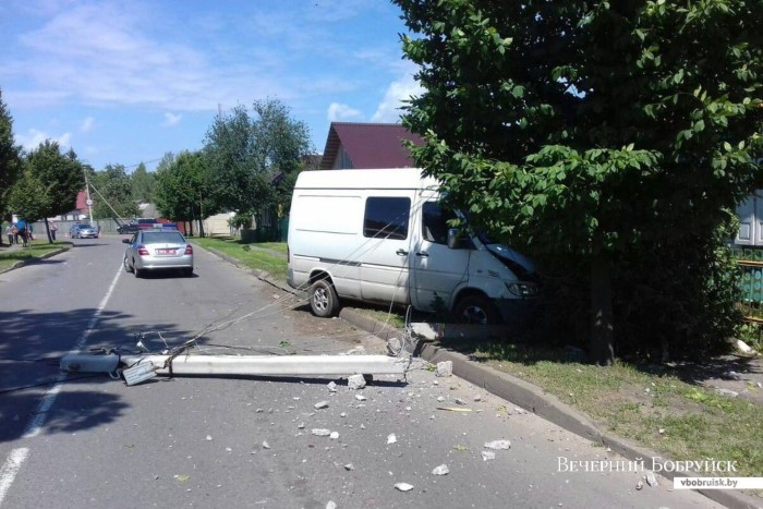 В Бобруйске микроавтобус врезался в опору линии электропередач и обесточил сотни домов-1